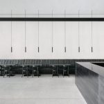 Geradlinige Beleuchtung im Café des Kunstmuseums Lausanne
