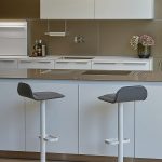 Barhocker mit gepolstertem Sitz, Stoffbezug aus recyceltem Material Barhocker mit gepolstertem Sitz, Stoffbezug aus recyceltem Material