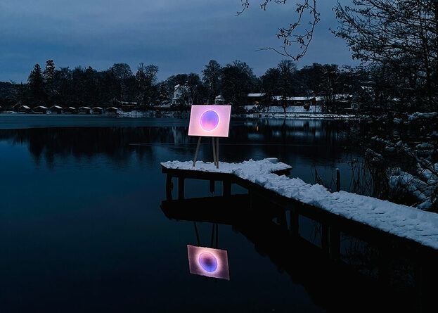 Moodmoon Framed mit rosa Lichtstimmung an einem verschneiten See