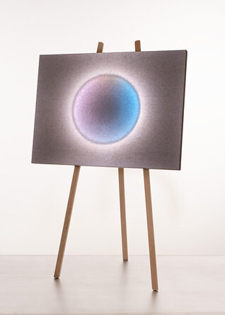 Moodmoon Framed mit blau-violettem Lichtkreis auf dem Holzstativ
