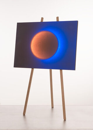 Moodmoon Framed mit blau-oranger Lichtstimmung auf dem Holzstativ