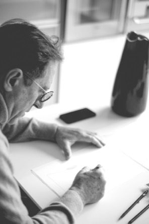 Francesco Lucchese arbeitet an einer Entwurfsskizze