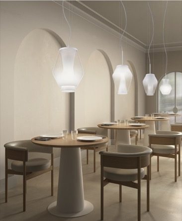 Mehrere Vistosi Anisette Leuchten über Tischen in einem Restaurant