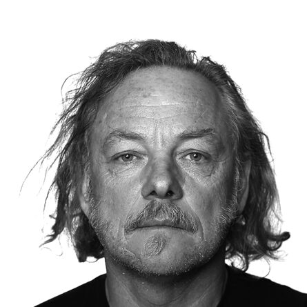 Schwarz-Weiß-Porträt des Designers Oriano Favaretto