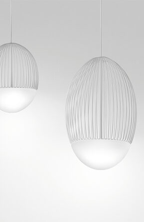 Zwei weiße Riketta Pendelleuchten mit offenen Metallkäfigen und leuchtenden Glasdiffusoren