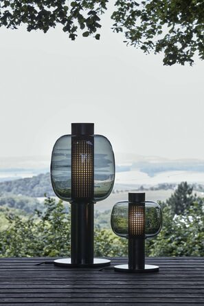 Bonbori Bodenleuchten in zwei Größen auf einer Terrasse mit Landschaftsblick