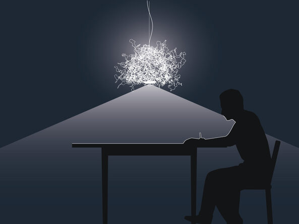 Seitenansicht der Lichtverteilung einer SirSimon über einem Tisch
