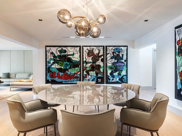 Puppet Ring mit goldenen Ringen über dem runden Esstisch in Miami